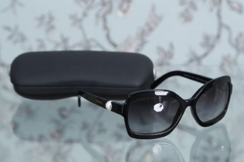 Paire de lunettes de soleil
