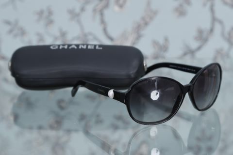 Paire de lunettes de soleil