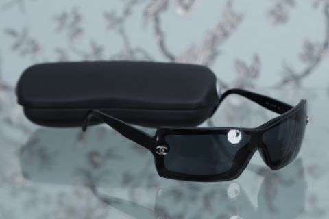 Paire de lunettes de soleil