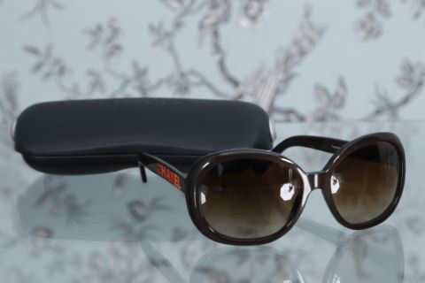 Paire de lunettes de soleil