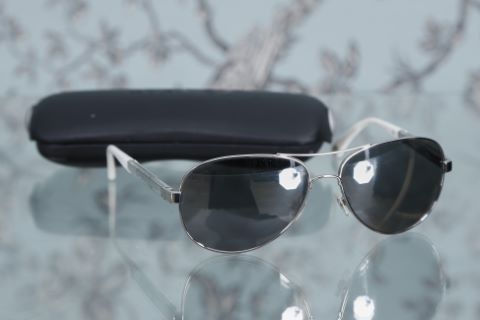 Paire de lunettes de soleil
