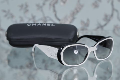 Paire de lunettes de soleil
