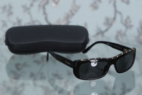 Paire de lunettes de soleil