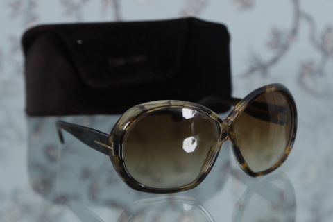 Paire de lunettes de soleil