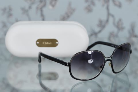 Paire de lunettes de soleil