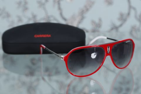 Paire de lunettes de soleil