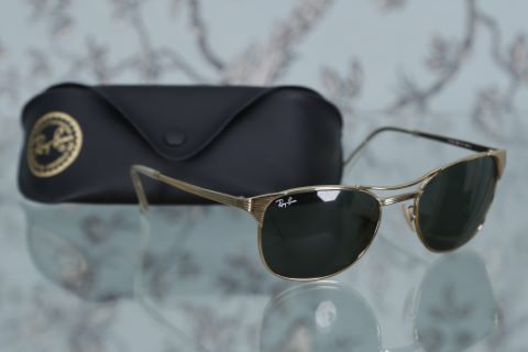 Paire de lunettes de soleil