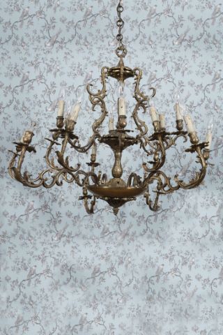 Important lustre à 18 bras de lumières sur 2 niveaux