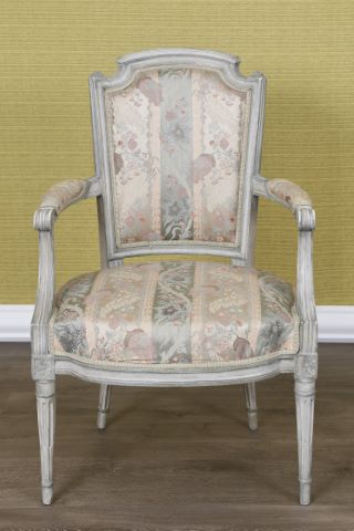 Fauteuil à dossier cabriolet à chapeau de gendarme