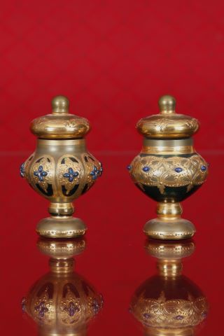 Paire de vases couverts