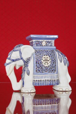Éléphant formant tabouret