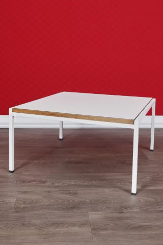 Table basse à plateau carré