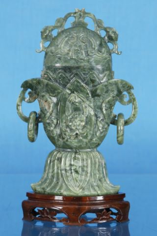 Vase lotéiforme couvert