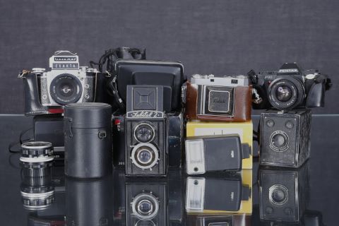 Ensemble d’appareils photo anciens et objectifs