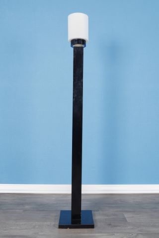 Lampadaire à fût à section carrée