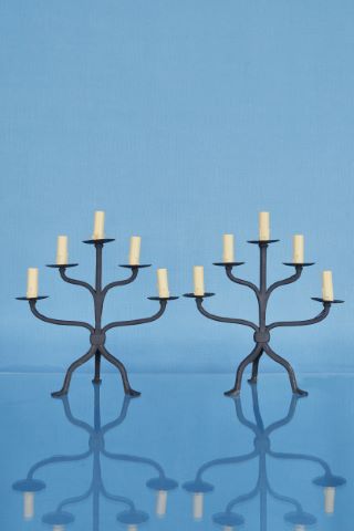 Paire de flambeaux tripodes à 5 bras de lumières