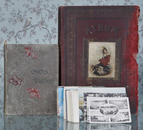 Albums d’environ 200 cartes postales anciennes
