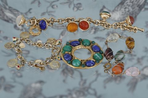 3 bracelets et 1 broche