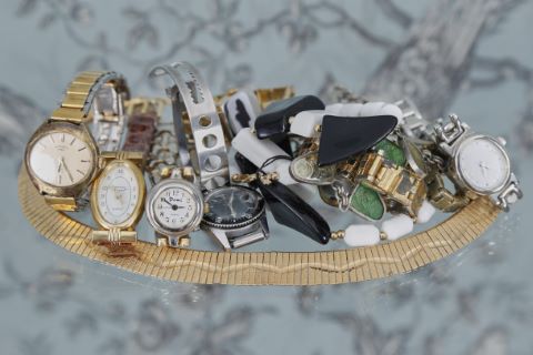 Ensemble de bijoux fantaisie [3] et montres [8]