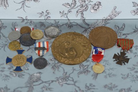 Ensemble de décorations et médailles
