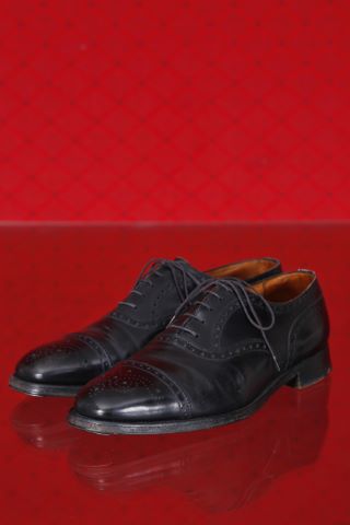 Paire de chaussures homme, modèle richelieu à bout droit fleuri