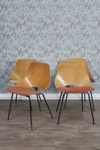 Suite de 4 chaises modèle Tonneau