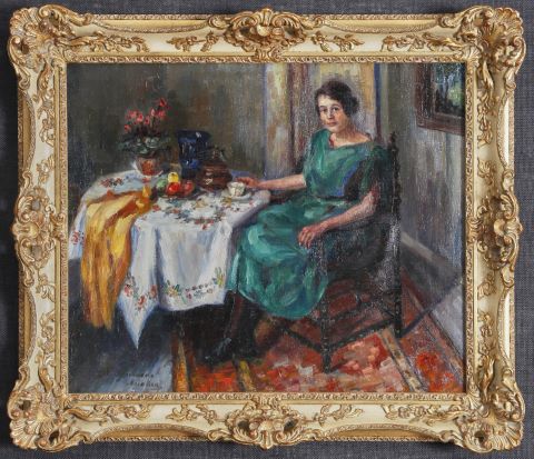 Femme buvant une tasse de thé