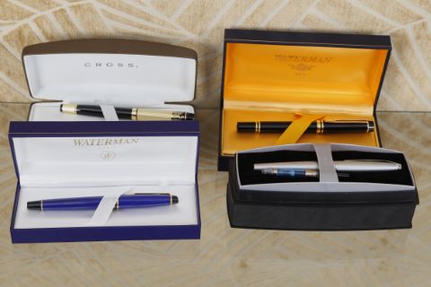 4 stylos à plume dans leurs coffrets