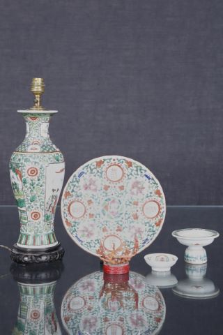 4 pièces en porcelaine + 1 corail