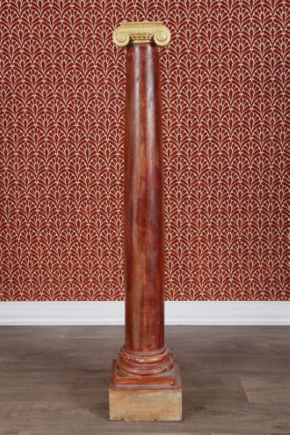Colonne à chapiteau ionique