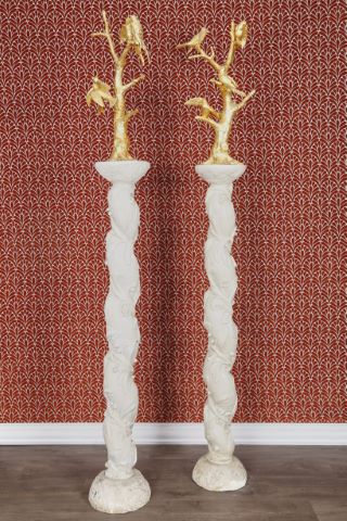 Paires d’oiseaux et de colonnes