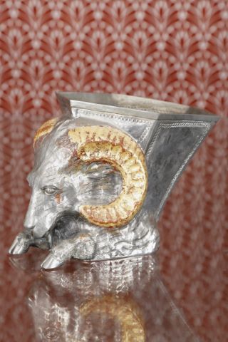 Coupe rython en forme de bélier