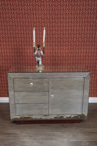 Commode gainée de miroirs