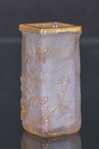 Daum Petit vase parlant à section carrée