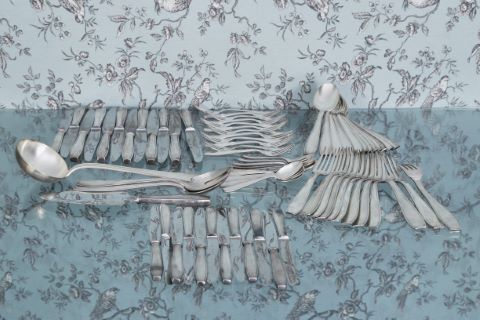 Ménagère en métal argenté, modèle à filet de style Art…