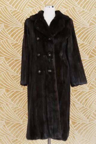 1 manteau griffé Cloval + 1 étole d’Émile Cros