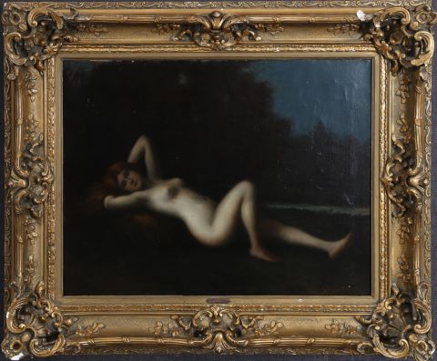 Femme rousse allongée dans la nature