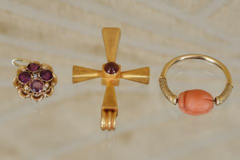 Bague à chaton en corail pivotant sculpté d’un visage féminin…