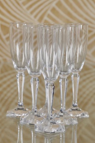 Suite de 12 flûtes à Champagne, modèle Opéra