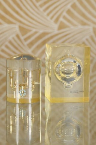 Rarissime ampoule contenant un échantillon d’eau lourde produite par l’usine…