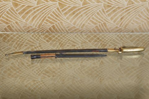 1 sabre et une baïonnette