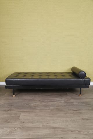 Jean Prouvé (1901-1984) Banquette lit de repos,...