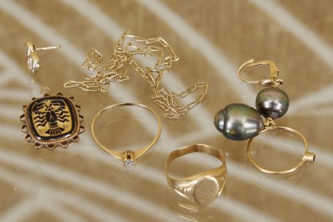 Ensemble de bijoux et débris de bijoux