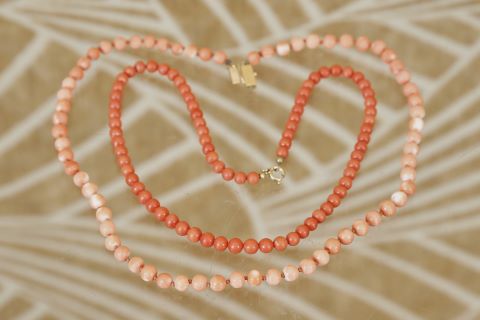 2 colliers de perles de corail