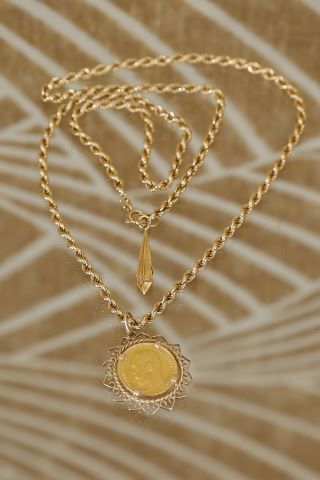 Pièce de 5 roubles montée en collier et chaîne