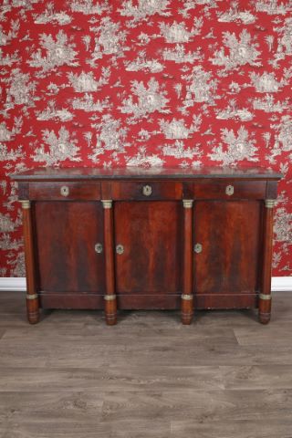 Large buffet à hauteur d’appui formant enfilade