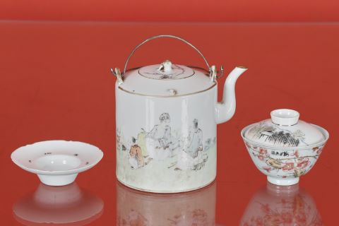 Théière, tasse et coupe couverte