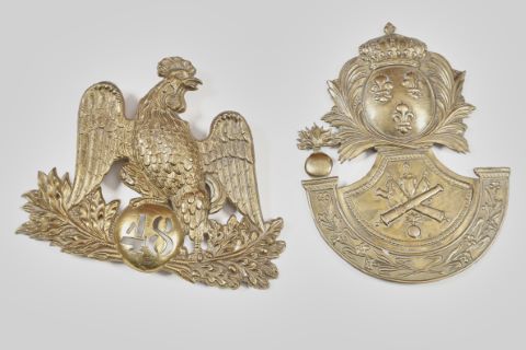 2 plaques de coiffes militaires