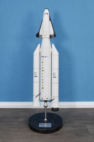 Fusée Ariane 5 coiffée de la navette Hermès au 1/33e