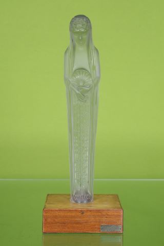 René Lalique (1860-1945) Statuette Source...